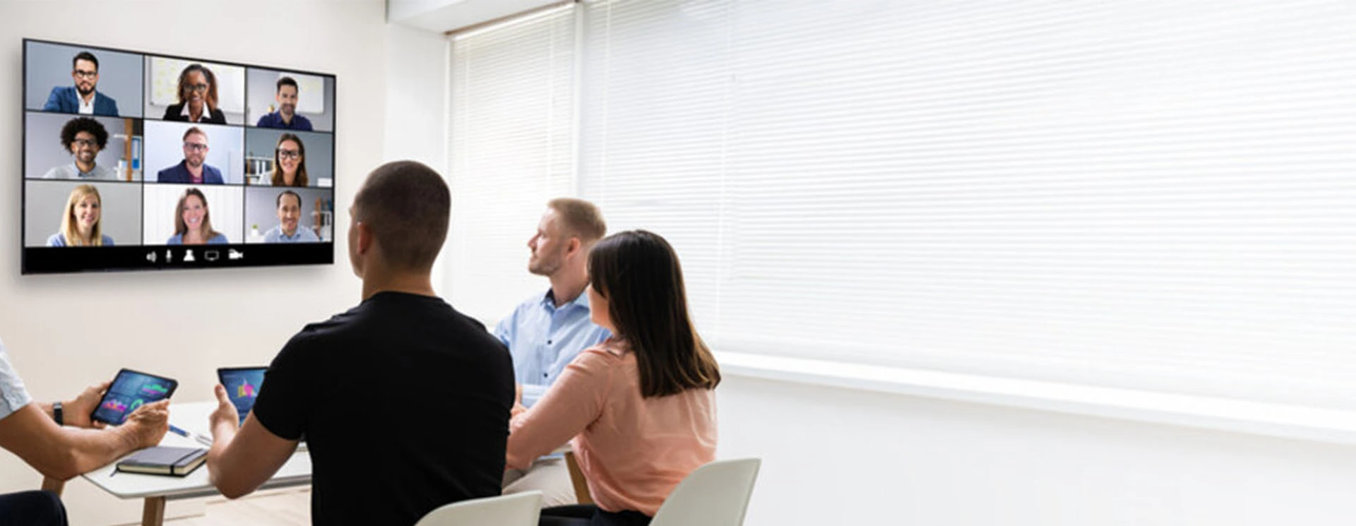 High-Resolution Support with DVI AOC (DVI) for Professional Monitors